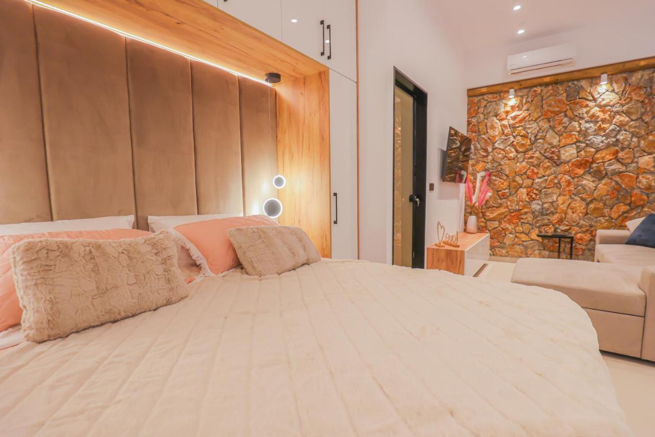 Compass Luxury Villa *