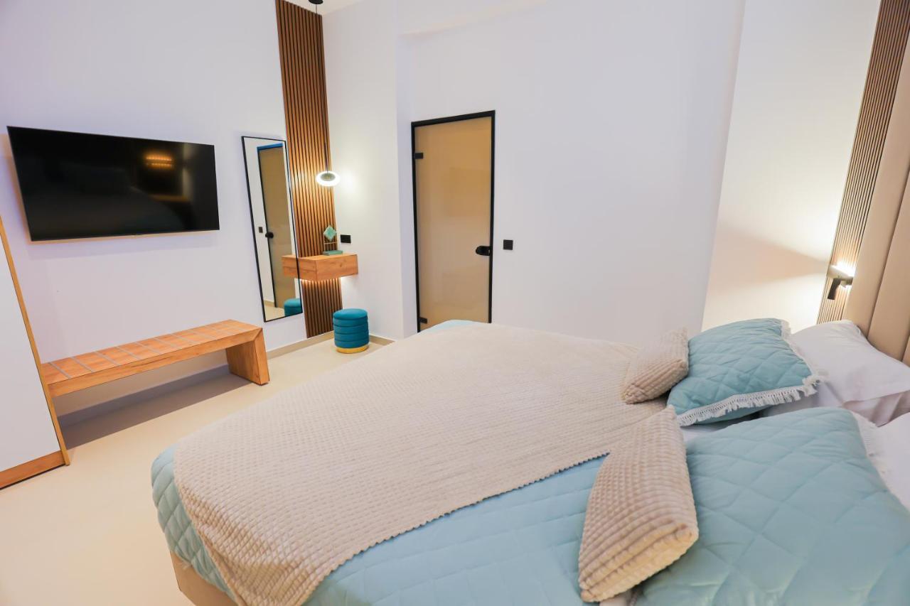 Compass Luxury *