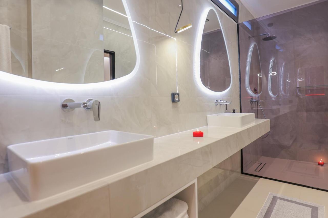 Compass Luxury *